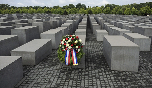 Holocaust-Memorial-with-wreath2